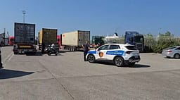 Aksident në Portin e Durrësit, kamioni përplas shoferin nga Kosova – dërgohet me urgjencë në spital Aksident në Portin e Durrësit, kamioni përplas shoferin nga Kosova – dërgohet me urgjencë në spital