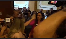 “Mos më prek” Arbërie Nagavaci e VV dhe Albana Bytyqi e AAK shtyhen fizikisht në hyrje të sallës “Mos më prek” Arbërie Nagavaci e VV dhe Albana Bytyqi e AAK shtyhen fizikisht në hyrje të sallës