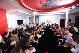 Kurti mbledh VV’në në Gjilan, diskutojnë për “situatën” dhe për rritjen e angazhimit në “çdo lagje e fshat” Kurti mbledh VV’në në Gjilan, diskutojnë për “situatën” dhe për rritjen e angazhimit në “çdo lagje e fshat”
