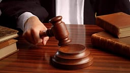 E goditi me shuplaka e shkelma nënën e tij, dënohet me burgim një person në Gjakovë E goditi me shuplaka e shkelma nënën e tij, dënohet me burgim një person në Gjakovë