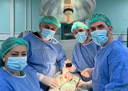 Operacion i rrallë në Spitalin e Mitrovicës, 54-vjeçarit i hiqen tre gurë të mëdhenj nga sistemi urinar Operacion i rrallë në Spitalin e Mitrovicës, 54-vjeçarit i hiqen tre gurë të mëdhenj nga sistemi urinar