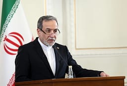 Irani vendos kushtet për hapjen e Ngushticës së Hormuzit, ministri i Jashtëm ia përcjell të dërguarit të SHBA-së Irani vendos kushtet për hapjen e Ngushticës së Hormuzit, ministri i Jashtëm ia përcjell të dërguarit të SHBA-së