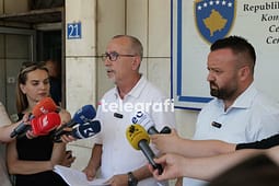 Haxhiu dhe Kryeziu nga PDK dorëzojnë ankesë në PZAP: Rezultatet e KQZ-së janë të pasakta Haxhiu dhe Kryeziu nga PDK dorëzojnë ankesë në PZAP: Rezultatet e KQZ-së janë të pasakta