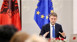 Ministri Hoxha dënon nderimet ndaj Ratko Mlladiq: Glorifikimi i kriminelëve, kundër vlerave të BE-së Ministri Hoxha dënon nderimet ndaj Ratko Mlladiq: Glorifikimi i kriminelëve, kundër vlerave të BE-së