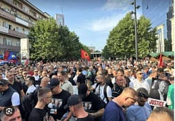 Veteranët paralajmërojnë protesta nëse dënohen krerët e UÇK-së: Nuk do të ndalemi derisa ta arrijmë qëllimin Veteranët paralajmërojnë protesta nëse dënohen krerët e UÇK-së: Nuk do të ndalemi derisa ta arrijmë qëllimin