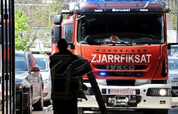 Zjarri përfshin një objekt në Klinë, digjen traktorë dhe rreth një ton miell Zjarri përfshin një objekt në Klinë, digjen traktorë dhe rreth një ton miell