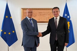 Shefi i ri i EULEX’it pritet në zyre nga Kurti: Ishte takim i frytshëm, u konfirmua përkushtimi për sundimin e ligjit Shefi i ri i EULEX’it pritet në zyre nga Kurti: Ishte takim i frytshëm, u konfirmua përkushtimi për sundimin e ligjit