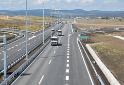 Sot kufizohet qarkullimi i kamionëve mbi 20 tonë në autoudhët e Kosovës Sot kufizohet qarkullimi i kamionëve mbi 20 tonë në autoudhët e Kosovës