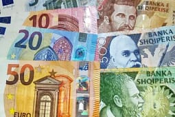 Euro thyen rekordin historik, zbret poshtë 92 lekëve Euro thyen rekordin historik, zbret poshtë 92 lekëve