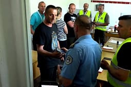 Dyshohet se fotografoi fletëvotimin, ndërpritet votimi i qytetarit në Zubin Potok Dyshohet se fotografoi fletëvotimin, ndërpritet votimi i qytetarit në Zubin Potok