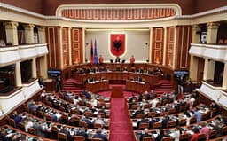 Rrëzohet kërkesa e PD për debat me Ramën për rastin e Hysenit – tensione në Kuvend, ndërpritet seanca Rrëzohet kërkesa e PD për debat me Ramën për rastin e Hysenit – tensione në Kuvend, ndërpritet seanca