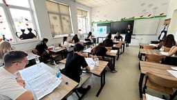 Mbi 19 mijë maturantë iu nënshtruan testit të maturës, raste përjashtimi për shkak të telefonit Mbi 19 mijë maturantë iu nënshtruan testit të maturës, raste përjashtimi për shkak të telefonit
