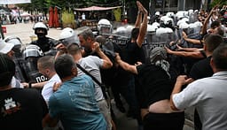 Përleshje dhe gaz lotsjellës në Serbi, Demokratët Evropianë godasin Vuçiqin: Nuk është gati për zgjedhje të ndershme Përleshje dhe gaz lotsjellës në Serbi, Demokratët Evropianë godasin Vuçiqin: Nuk është gati për zgjedhje të ndershme