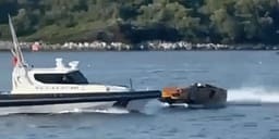 Nxirret nga deti mjeti lundrues i 22-vjeçarit që humbi jetën pas përplasjes me skafin e Policisë në Ksamil Nxirret nga deti mjeti lundrues i 22-vjeçarit që humbi jetën pas përplasjes me skafin e Policisë në Ksamil