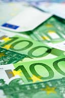 “Lëmoshë në prag zgjedhjesh”, opozita dhe ekonomistët kritikojnë shtesat prej 100 eurosh “Lëmoshë në prag zgjedhjesh”, opozita dhe ekonomistët kritikojnë shtesat prej 100 eurosh