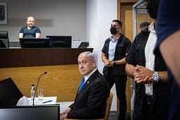 Netanyahu përfundon dëshminë në gjyqin për korrupsion pas 98 seancash Netanyahu përfundon dëshminë në gjyqin për korrupsion pas 98 seancash