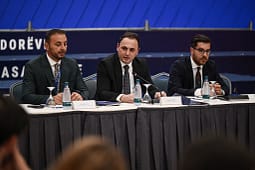 Drejtori i AKI prezanton kërcënimet hibride dhe rëndësinë e forcimit të qëndrueshmërisë institucionale dhe shoqërore përballë tyre Drejtori i AKI prezanton kërcënimet hibride dhe rëndësinë e forcimit të qëndrueshmërisë institucionale dhe shoqërore përballë tyre