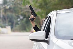Arrestohet personi që shtiu me armë nga vetura te Zona Industriale në Prishtinë Arrestohet personi që shtiu me armë nga vetura te Zona Industriale në Prishtinë