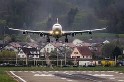 Fluturimi Tiranë – Bolonja: Vdes pasagjeri shqiptar gjatë aterimit të aeroplanit Fluturimi Tiranë – Bolonja: Vdes pasagjeri shqiptar gjatë aterimit të aeroplanit