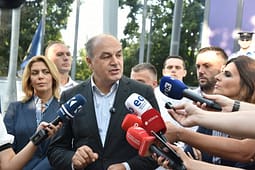 Hoxhaj: Ne nuk kemi gurë, e as gaz për institucionet, të cilat me sakrificë i ka ndërtuar ky popull Hoxhaj: Ne nuk kemi gurë, e as gaz për institucionet, të cilat me sakrificë i ka ndërtuar ky popull
