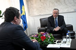 Kurti i shkruan Hamzës, ia ofron PDK pozitën e Kryeparlamentarit: Ky do të ishte kontributi juaj me përfitim për partinë Kurti i shkruan Hamzës, ia ofron PDK pozitën e Kryeparlamentarit: Ky do të ishte kontributi juaj me përfitim për partinë