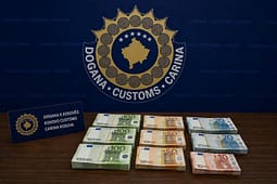 Kapen mbi 63 mijë euro të fshehura në bagazhin e shoferit në autobusin Gjermani-Kosovë në Merdar Kapen mbi 63 mijë euro të fshehura në bagazhin e shoferit në autobusin Gjermani-Kosovë në Merdar