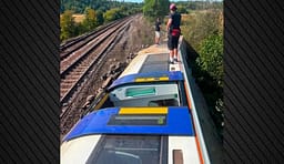 Treni del nga shinat në Angli, 11 të plagosur, dy në gjendje të rëndë Treni del nga shinat në Angli, 11 të plagosur, dy në gjendje të rëndë