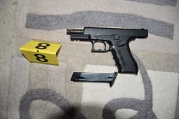 Policia konfiskon armë, municion dhe një elektroshok në tri raste të ndara në Podujevë, Fushë Kosovë dhe Prishtinë Policia konfiskon armë, municion dhe një elektroshok në tri raste të ndara në Podujevë, Fushë Kosovë dhe Prishtinë