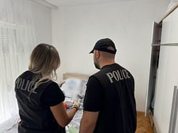 Bastiset shtëpia e të dyshuarit për spiunazh në Dragash, policia i gjen afër 40 mijë euro, dinarë e 4 telefona Bastiset shtëpia e të dyshuarit për spiunazh në Dragash, policia i gjen afër 40 mijë euro, dinarë e 4 telefona