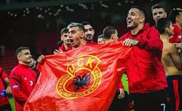 Futbollistët e Shqipërisë festojnë me flamurin e UÇK-së Futbollistët e Shqipërisë festojnë me flamurin e UÇK-së
