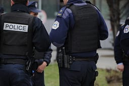 Rrahen mes vete, dy burra e dy gra në Fushë Kosovë shoqërohen në Polici Rrahen mes vete, dy burra e dy gra në Fushë Kosovë shoqërohen në Polici