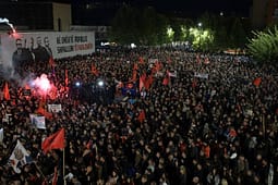 Protestat pas aktgjykimit ndaj katërshes së UÇK-së, mesazhet e matura qetësuan masën Protestat pas aktgjykimit ndaj katërshes së UÇK-së, mesazhet e matura qetësuan masën