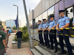 Rinia e PDK e rrethon Qeverinë me shirit të rrezikshmërisë: Pushteti pengmarrës i Kurti po e rrezikon demokracinë dhe shtetin Rinia e PDK e rrethon Qeverinë me shirit të rrezikshmërisë: Pushteti pengmarrës i Kurti po e rrezikon demokracinë dhe shtetin