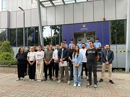 Rinia e PDK-së rrethon Qeverinë me shirit rrezikshmërie: Albin Kurti po e rrezikon demokracinë dhe shtetin Rinia e PDK-së rrethon Qeverinë me shirit rrezikshmërie: Albin Kurti po e rrezikon demokracinë dhe shtetin
