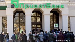 Rusët tërheqin miliarda nga llogaritë e tyre bankare Rusët tërheqin miliarda nga llogaritë e tyre bankare