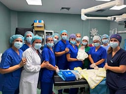 Gruaja shtatzënë s’arrin të shkojë në maternitet dhe paraqitet në Spitalin e Traumës, mjekët ndërhyjnë në kohë dhe shpëtohet nëna dhe foshnja Gruaja shtatzënë s’arrin të shkojë në maternitet dhe paraqitet në Spitalin e Traumës, mjekët ndërhyjnë në kohë dhe shpëtohet nëna dhe foshnja