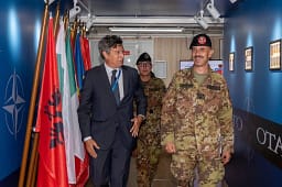 Koloneli i KFOR-it takon drejtorin e Qendrës Rajonale të OSBE-së në Pejë Koloneli i KFOR-it takon drejtorin e Qendrës Rajonale të OSBE-së në Pejë