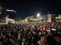 Numër i madh i qytetarëve edhe në natën e 8-të protestës kundër vendimi të Speciales Numër i madh i qytetarëve edhe në natën e 8-të protestës kundër vendimi të Speciales