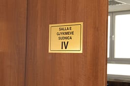 Një muaj paraburgim për djalin që dyshohet se vrau aksidentalisht babanë në Deçan Një muaj paraburgim për djalin që dyshohet se vrau aksidentalisht babanë në Deçan