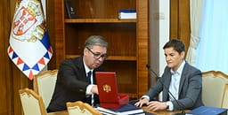 Vuçiq i dorëzon detyrën Ana Brnabiqit, kryetarja e Kuvendit merr përkohësisht drejtimin e Presidencës së Serbisë Vuçiq i dorëzon detyrën Ana Brnabiqit, kryetarja e Kuvendit merr përkohësisht drejtimin e Presidencës së Serbisë