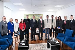 Kryetari i Izmirit në Kosovë, Kurti: Kemi lidhje të veçantë me këtë qytet, u bë shtëpi për shumë shqiptarë të dëbuar nga dhuna dhe terrori i Serbisë Kryetari i Izmirit në Kosovë, Kurti: Kemi lidhje të veçantë me këtë qytet, u bë shtëpi për shumë shqiptarë të dëbuar nga dhuna dhe terrori i Serbisë