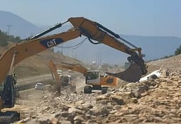 Basha inspekton punimet që po realizohen në segmentet e skarpateve në autoudhën “Ibrahim Rugova” Basha inspekton punimet që po realizohen në segmentet e skarpateve në autoudhën “Ibrahim Rugova”