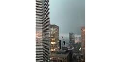 Stuhi e tmerrshme në Toronto: Era shkul pemët dhe rrëmben copa ndërtesash Stuhi e tmerrshme në Toronto: Era shkul pemët dhe rrëmben copa ndërtesash