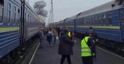 Tren i goditur pranë kufirit Ukrainë-Poloni, pak pas kalimit të Boris Johnson dhe zyrtarëve europianë Tren i goditur pranë kufirit Ukrainë-Poloni, pak pas kalimit të Boris Johnson dhe zyrtarëve europianë