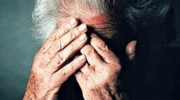 Dhunë në familje në Podujevë, një grua dërgohet në QKUK pasi u rrah nga dy burra Dhunë në familje në Podujevë, një grua dërgohet në QKUK pasi u rrah nga dy burra