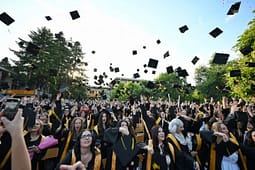 Kurti mori pjesë në ceremoninë e diplomimit të 420 studentëve në Universitetin “Ukshin Hoti”, në Prizren Kurti mori pjesë në ceremoninë e diplomimit të 420 studentëve në Universitetin “Ukshin Hoti”, në Prizren