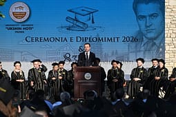 Kurti në diplomimin e 420 studentëve në Prizren: Mandati i ardhshëm do të jetë i transformimit të arsimit të lartë Kurti në diplomimin e 420 studentëve në Prizren: Mandati i ardhshëm do të jetë i transformimit të arsimit të lartë