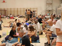 Zjarri dogji bregdetin kroat, turistët evakuohen në sallë sportesh Zjarri dogji bregdetin kroat, turistët evakuohen në sallë sportesh