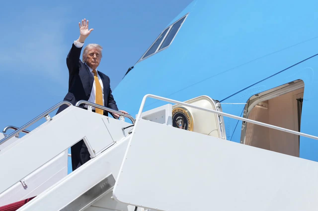 Supertanker-i kinez shihet duke kaluar nëpër Ngushticën e Hormuzit ndërsa Trump po shkon drejt Pekinit Supertanker-i kinez shihet duke kaluar nëpër Ngushticën e Hormuzit ndërsa Trump po shkon drejt Pekinit