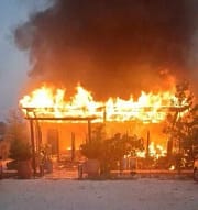 Zjarr në një tjetër biznes në jug, flakët shkrumbojnë resortin në rrugën Sarandë-Syri i Kaltër Zjarr në një tjetër biznes në jug, flakët shkrumbojnë resortin në rrugën Sarandë-Syri i Kaltër